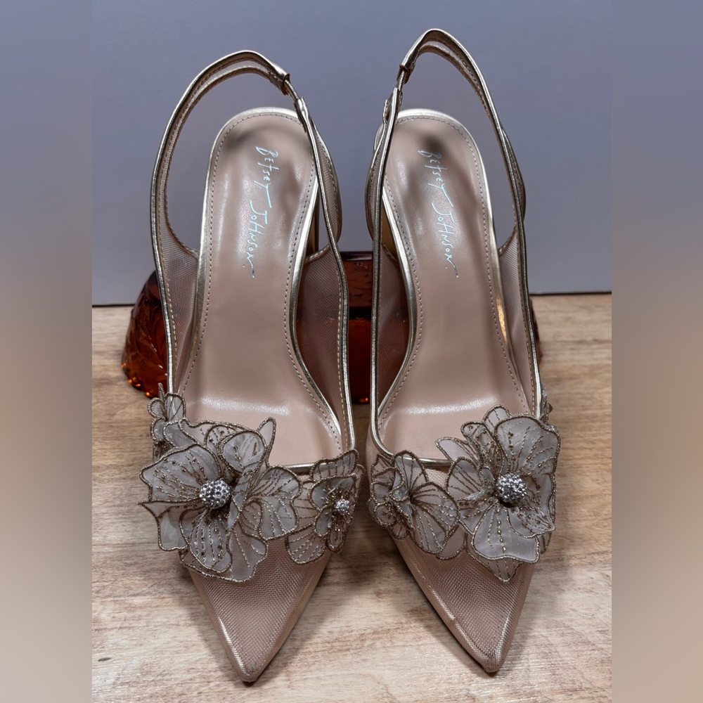 Blue by Betsey Johnson Petra Gold Floral Mesh Slingback Pumps - Size 10